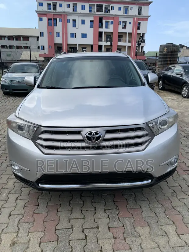 Toyota Highlander 2011 Silver - 1