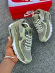 Ingantattun Nike Air Sneakers masu Girma - 1