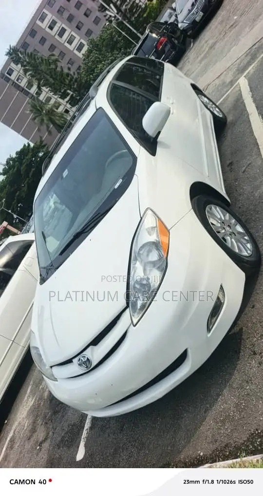 2009 Toyota Sienna LE White - 1