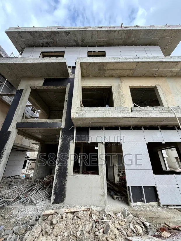Luxury 5-Bedroom Duplex with Lift, Pool, Rooftop Lounge in Banana Island - 1