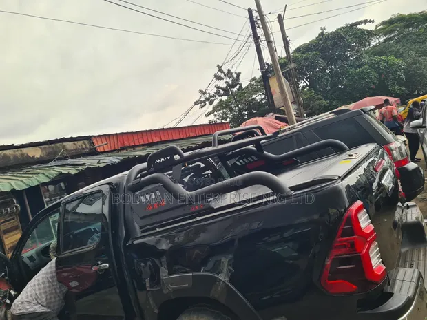 Rolling Boot Cover with Off-Road Bar for Toyota Hilux - 1