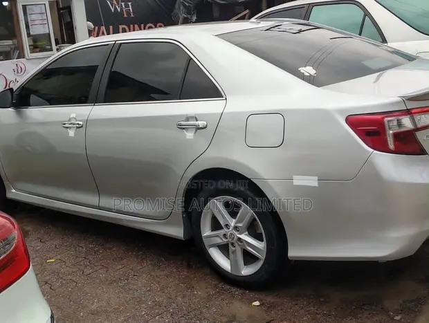 Toyota Camry SE Sedan ta 2012 - 1