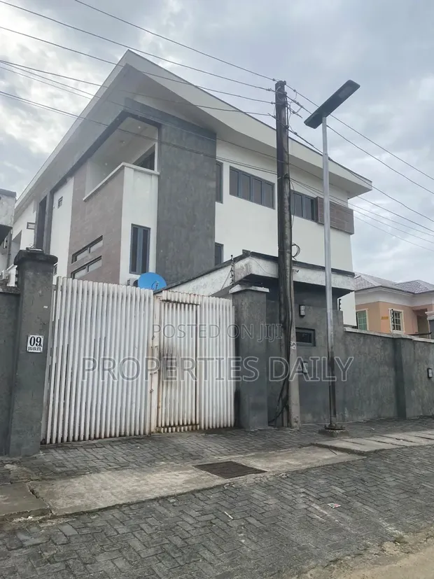 4-Bedroom Luxury Townhouse with BQ in Lekki - 1