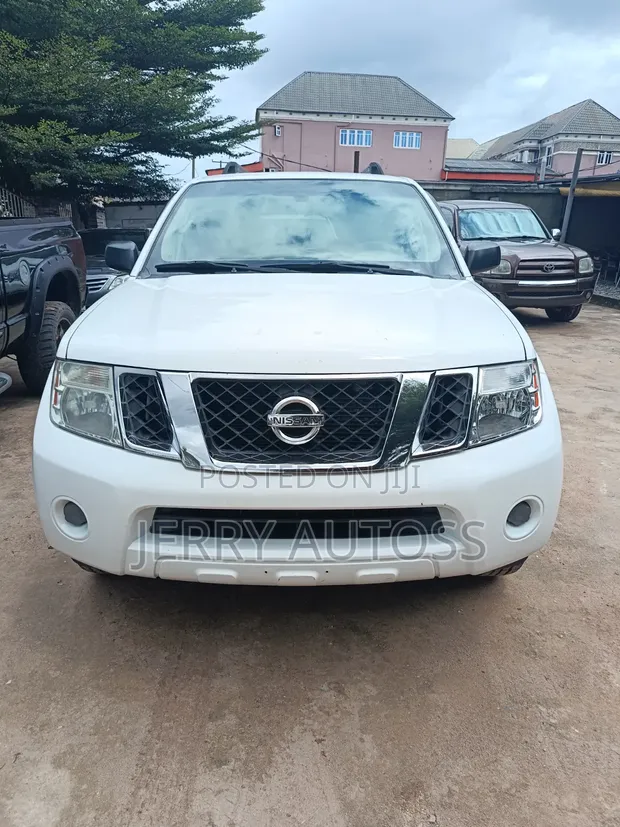 Nissan Pathfinder 2010 White - 1