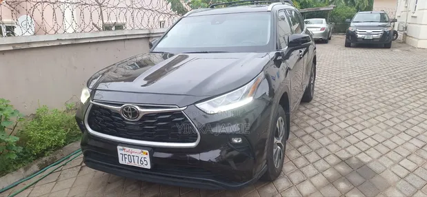 2022 Toyota Highlander XLE Maroon - 1
