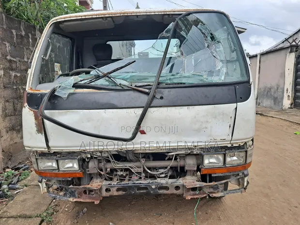 Mitsubishi Canter Low-Bed Truck - 1
