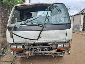Mitsubishi Canter Low-Bed Truck