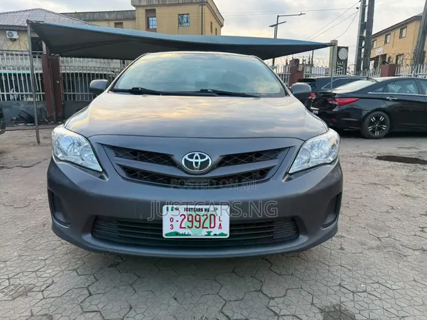 Toyota Corolla 2012 Grey - 1
