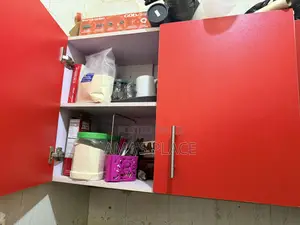 Babban Kabadin Dafa Abinci Farare Mai Ƙofofin Ja