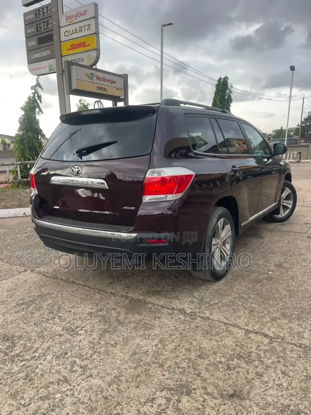 Toyota Highlander 2011 Burgundy - 1