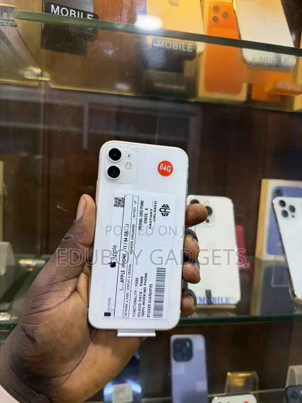 Apple iPhone 11 64GB White - 1