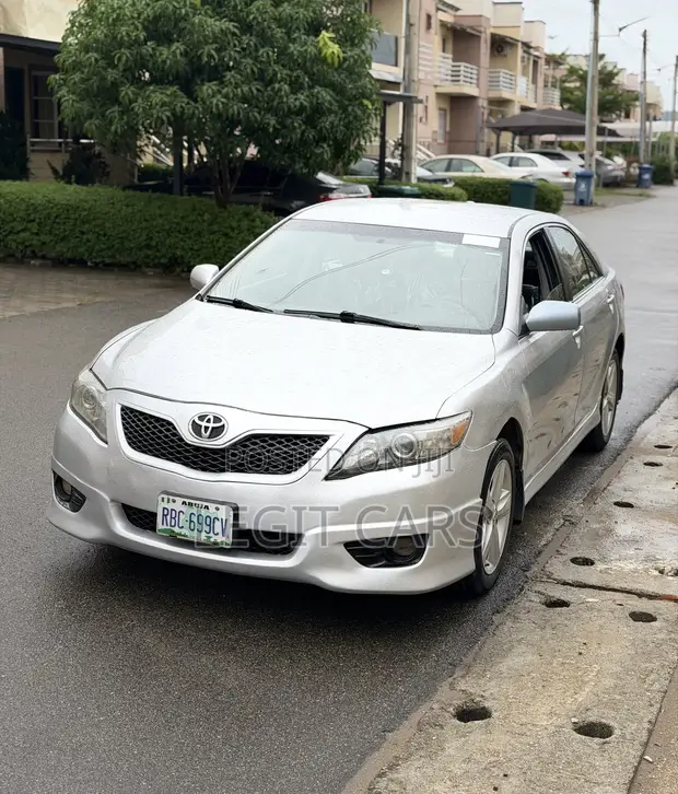 Toyota Camry 2010 Silver - 1