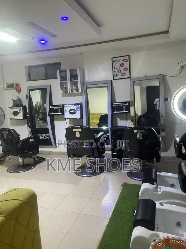 Ana Neman Masu Gyaran Gashi a Kme Unisex Saloon & Spa - 1