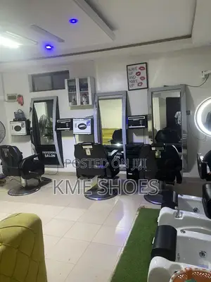 Ana Neman Masu Gyaran Gashi a Kme Unisex Saloon & Spa