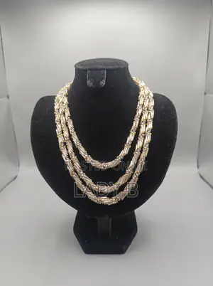 Sarkara Zinariya 3-Layer Seed Bead Kalaba tare da Spiral Crystal