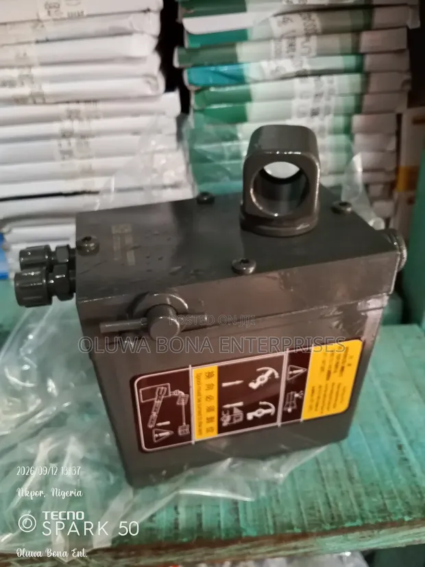 Cabin Pump / Jack for Howo Trucks - 1