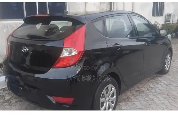 2012 Hyundai Accent SE Hatchback - 1