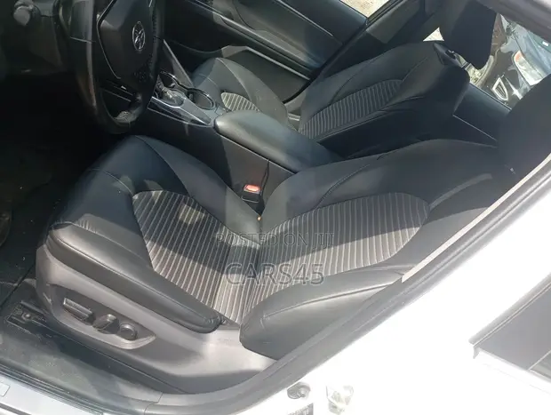 Toyota Camry 2018 Fari - 1