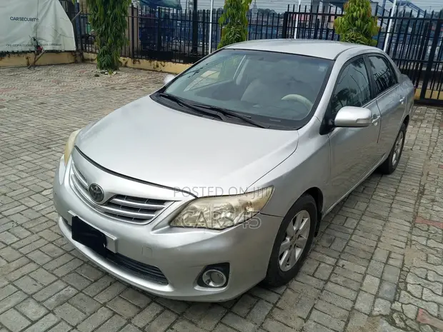Toyota Corolla 2010 Silver - 1