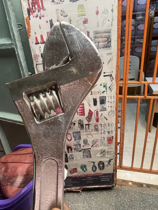 24" Adjustable Spanner - 1
