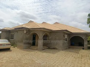 3-Bedroom Bungalow & 2 Flats in Narayi High Cost, Kaduna