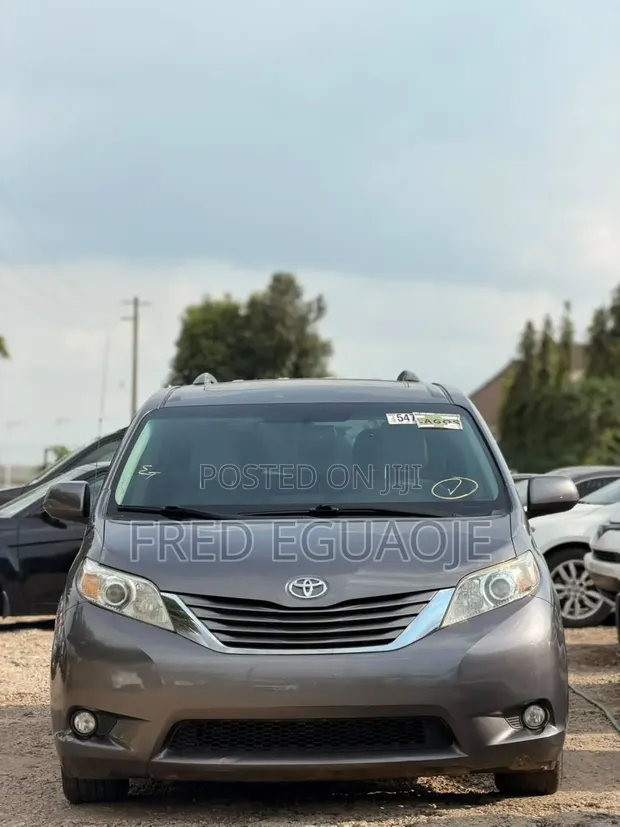 Toyota Sienna XLE 2011 Mai Zama 8, Launin Fari - 1