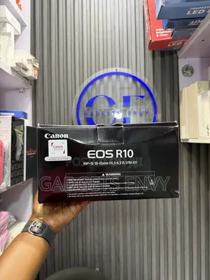 Canon EOS R10 Tare da 18-45mm Kit Lens