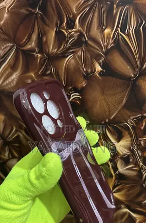 Katin Wayar Hannu na Metallic iPhone 15 Pro