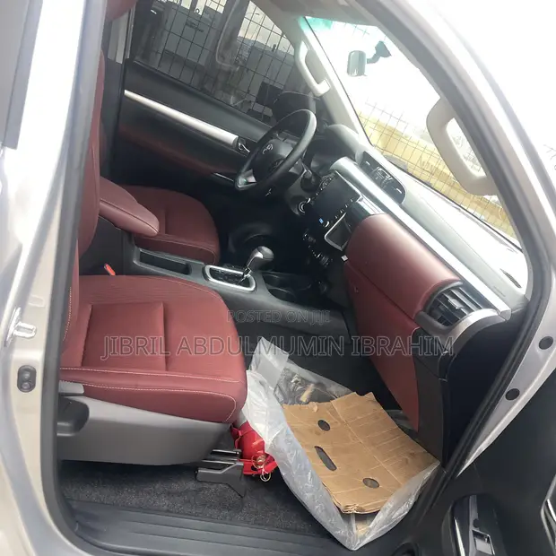 Toyota Hilux 2025 Silver - 1