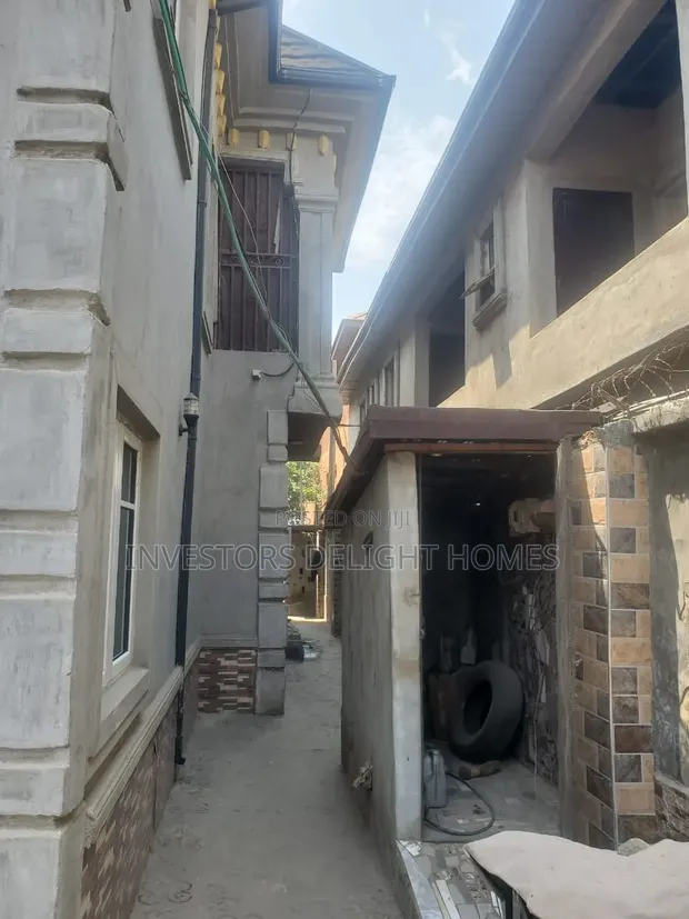 6-Bedroom Duplex for Sale in Oshimili South - 1