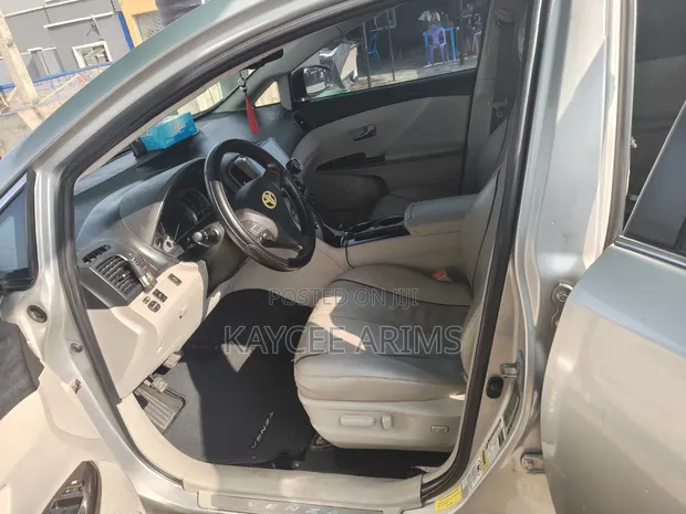Toyota Venza LE 2010 Silver - 1