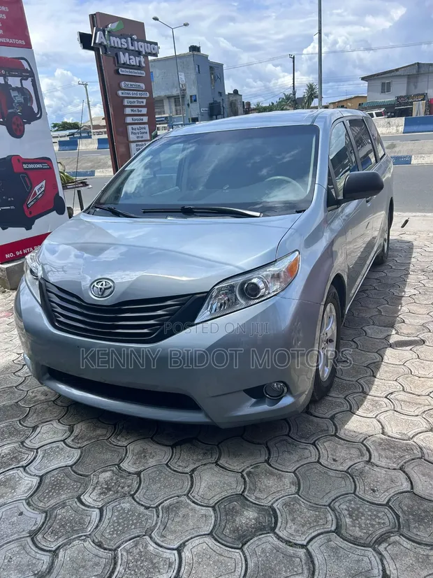 Toyota Sienna 2011 Silver - 1