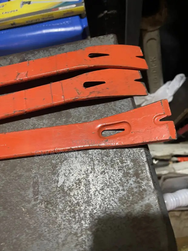 Muller Flat Utility Pry Chisel Bar - 1