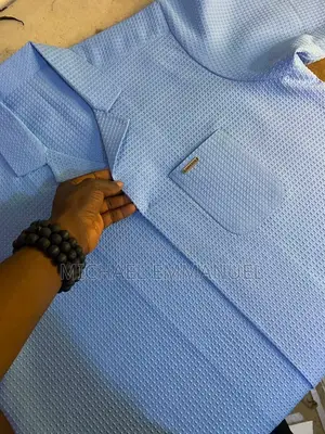 T-Shirt Na Katako Mai Kyau - Baƙi