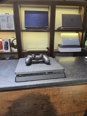 PS4 Slim Console da aka Hacked da Wasanni 7