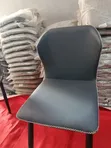 Shigo da Wannan Kujerar Cin Abinci Mai Laushi da Kafa Bakar Karfe - 2