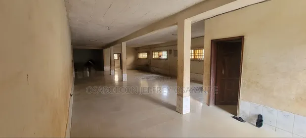 Babban Hall da dakuna 5 don haya a Benin City - 1