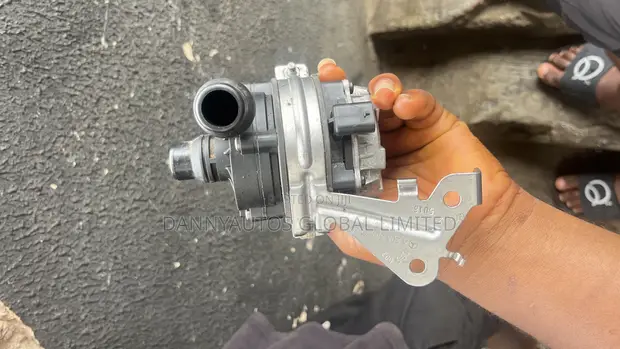 Auxiliary Coolant Pump na Mercedes-Benz GLC 300, C300, E300 (W205) - 1