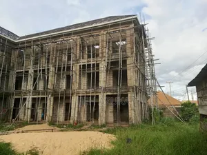 Plaza da ba a gama ba don siyarwa, Asaba