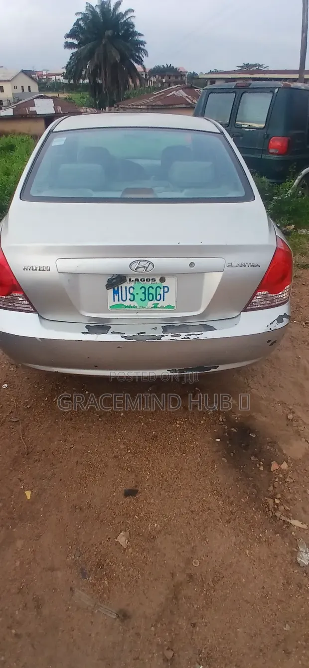 Hyundai Elantra 2004 Silver - 1