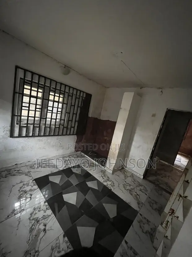 2 Bedroom Apartment for Rent a Ajadi, Ologuneru - 1