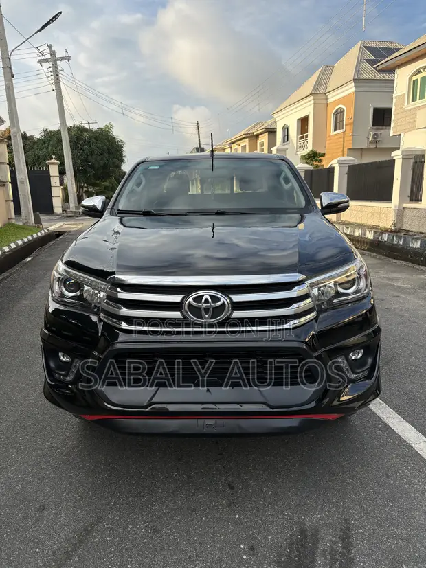 Toyota Hilux 2020 V6 Black - 1