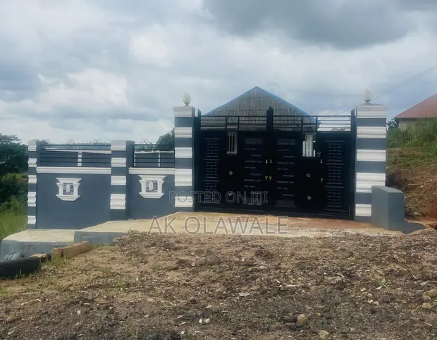 Gidan Kasa Mai Dakuna 2 da Aka Gyara don Siyarwa a Agbowa Ashela - 1