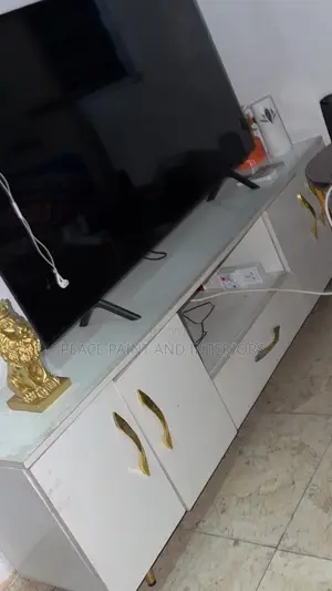 TV Stand Mai Kyau, Baƙi Da Fari