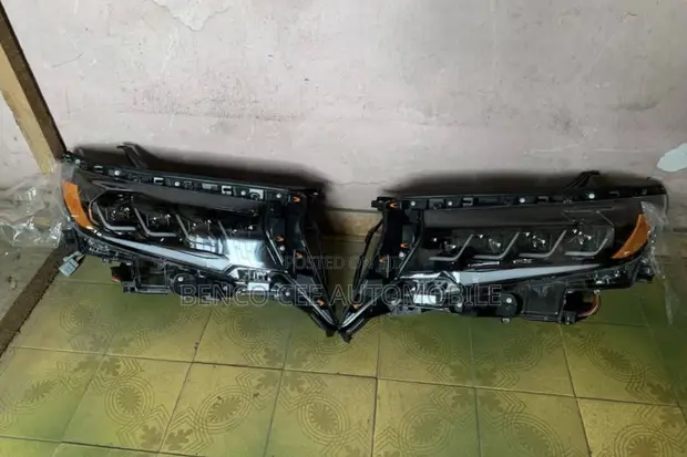 Original Headlights Toyota Land Cruiser Prado (2018-2021) - 1