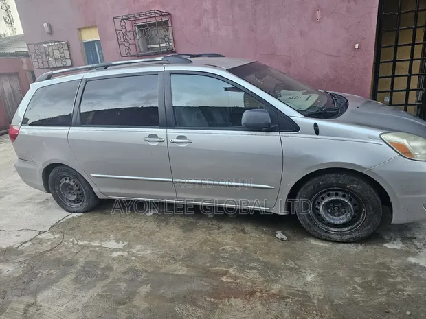 Toyota Sienna 2004 LE Silver - 1