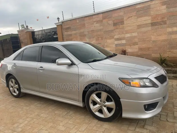 Toyota Camry SE 2010 Silver - 1