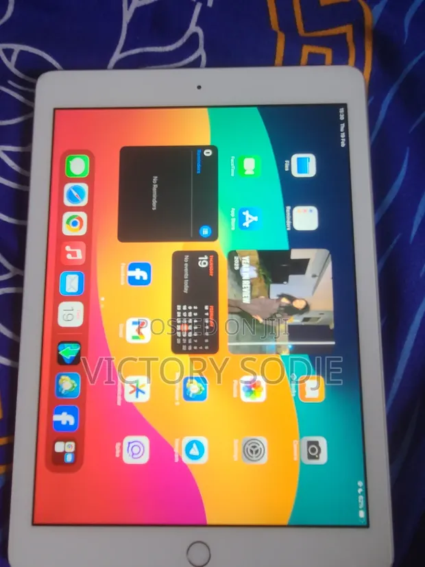 Apple iPad 9.7 (6th Gen) 32GB Silver - 1