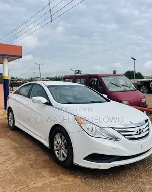 2014 Hyundai Sonata SE Sedan (2.4L) - White