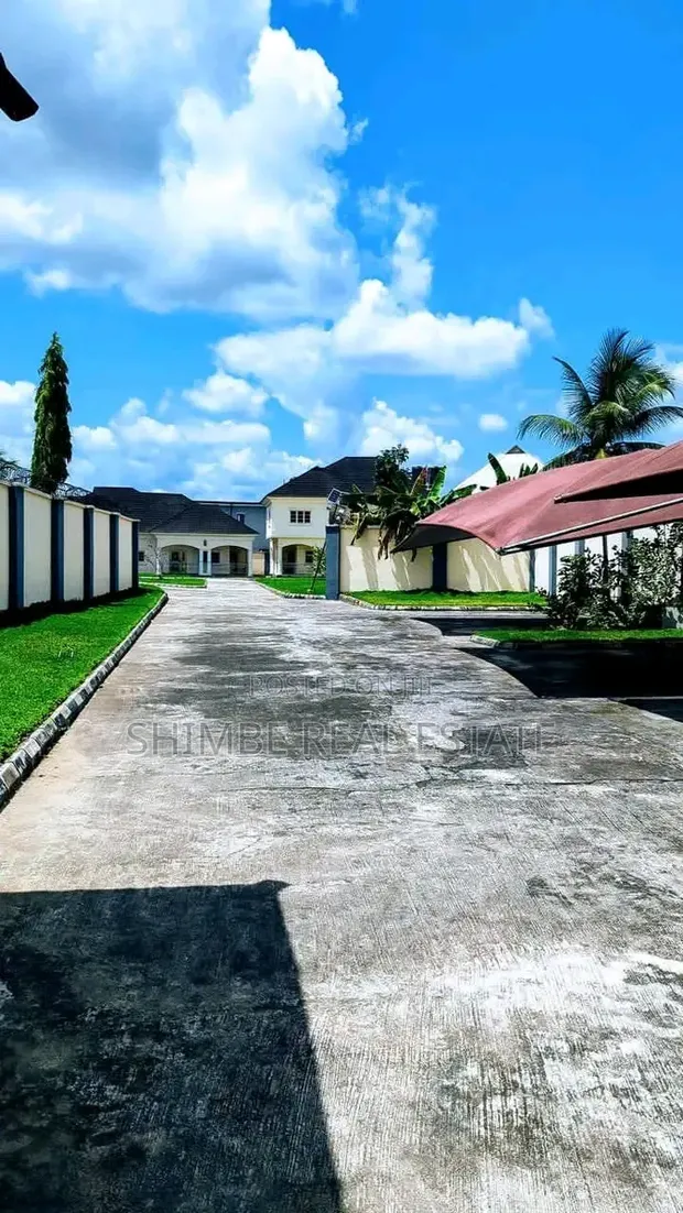 Gidaje 8 na Bedroom a Osongoma Estate, Uyo don Siyarwa - 1